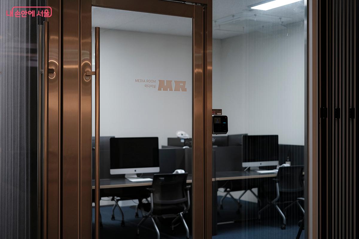 미디어실은 고사양 PC 4대와 영상 편집 프로그램을 갖춰, 장비 마련에 어려움을 겪는 청년 창작자들의 고충을 해결해주고 있다. &copy;김아름