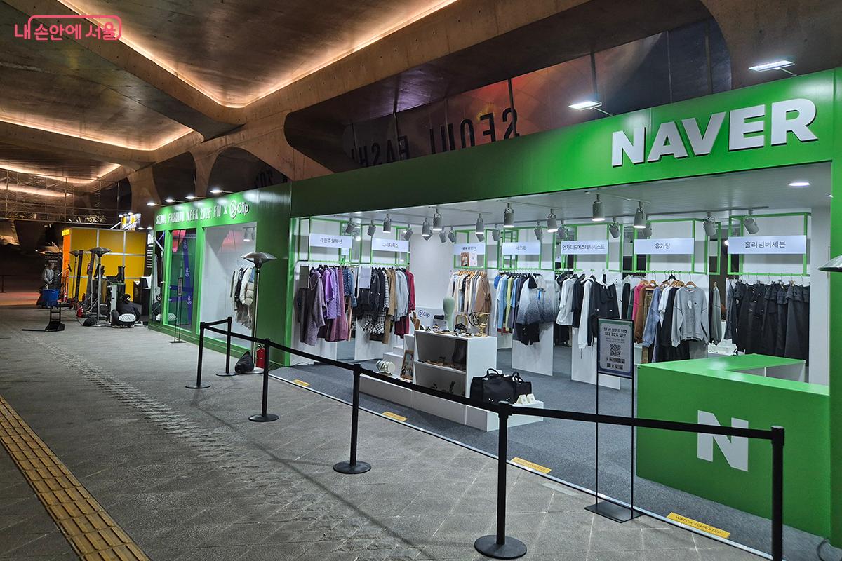네이버는 공식 온라인 파트너로 런웨이 생중계 및 참여 브랜드의 제품 판매를 진행한다. &copy;백승훈