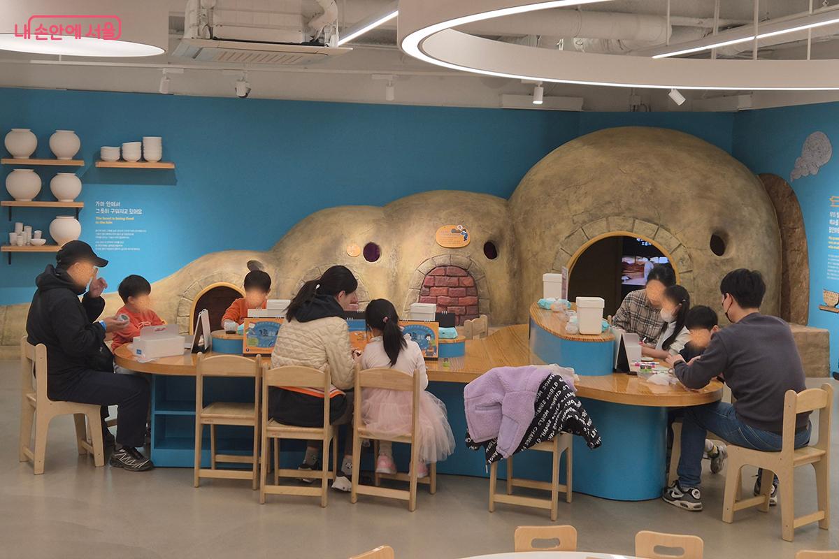 참가자들은 체험 부스에서 직접 공예품을 만들며 공예가들이 쏟는 땀과 노력을 체험한다.