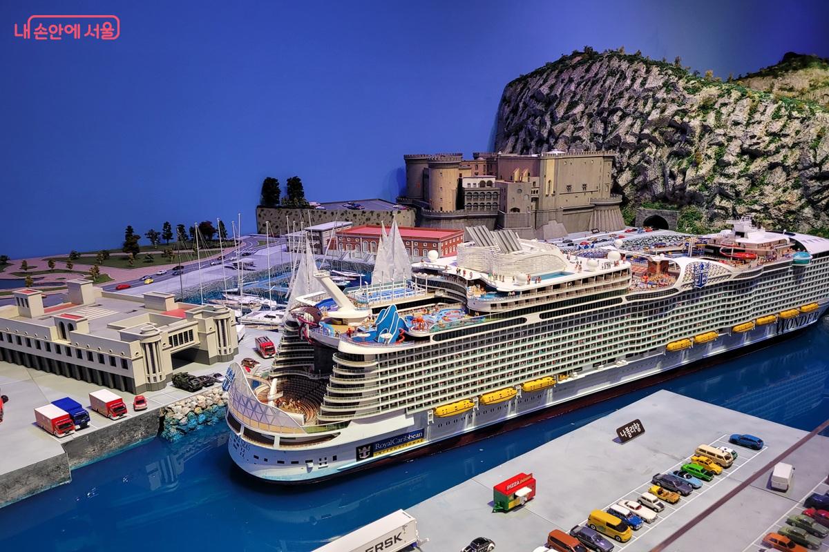 지중해 항구 도시를 재현한 공간. 대형 크루즈선과 항만 풍경 &copy;조연
