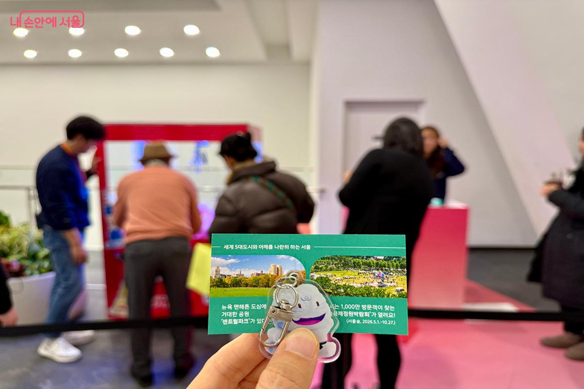 캡슐 뽑기, 해치 게임, 미래 서울 시민증 발급 등 체험 부스 앞에 관람객들의 긴 줄이 이어졌다. &copy;김미정
