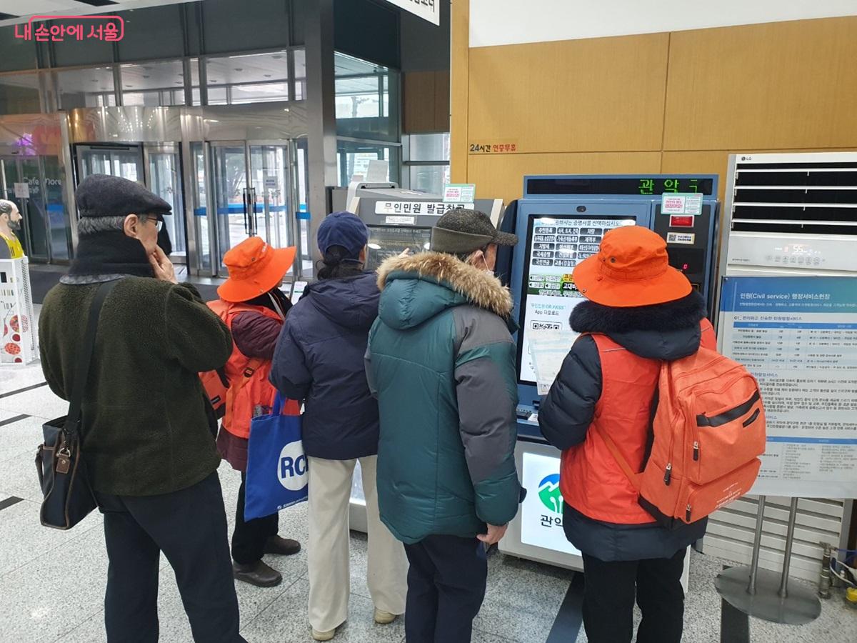 관악구청 무인발급기 앞에서 민원인을 돕고 있는 디지털 안내사 &copy;엄윤주