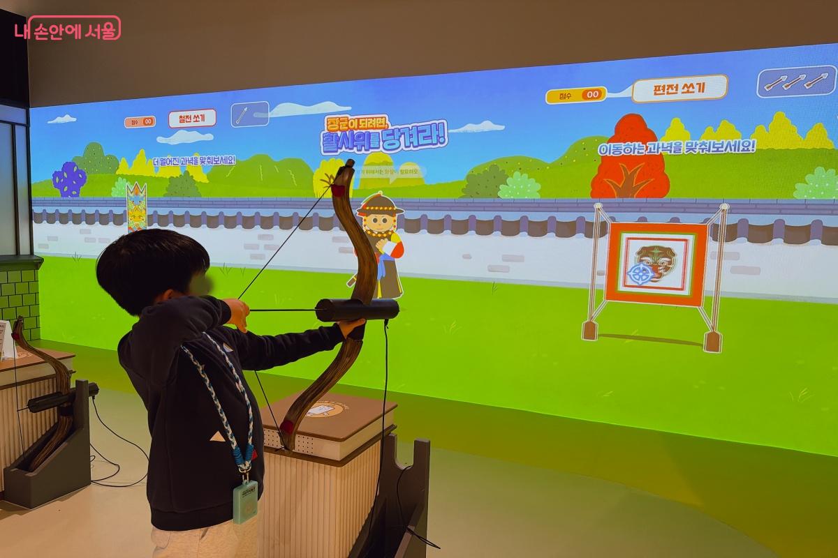 상평통보로 활을 구매하여 훈련해볼 수 있다. ©노윤지