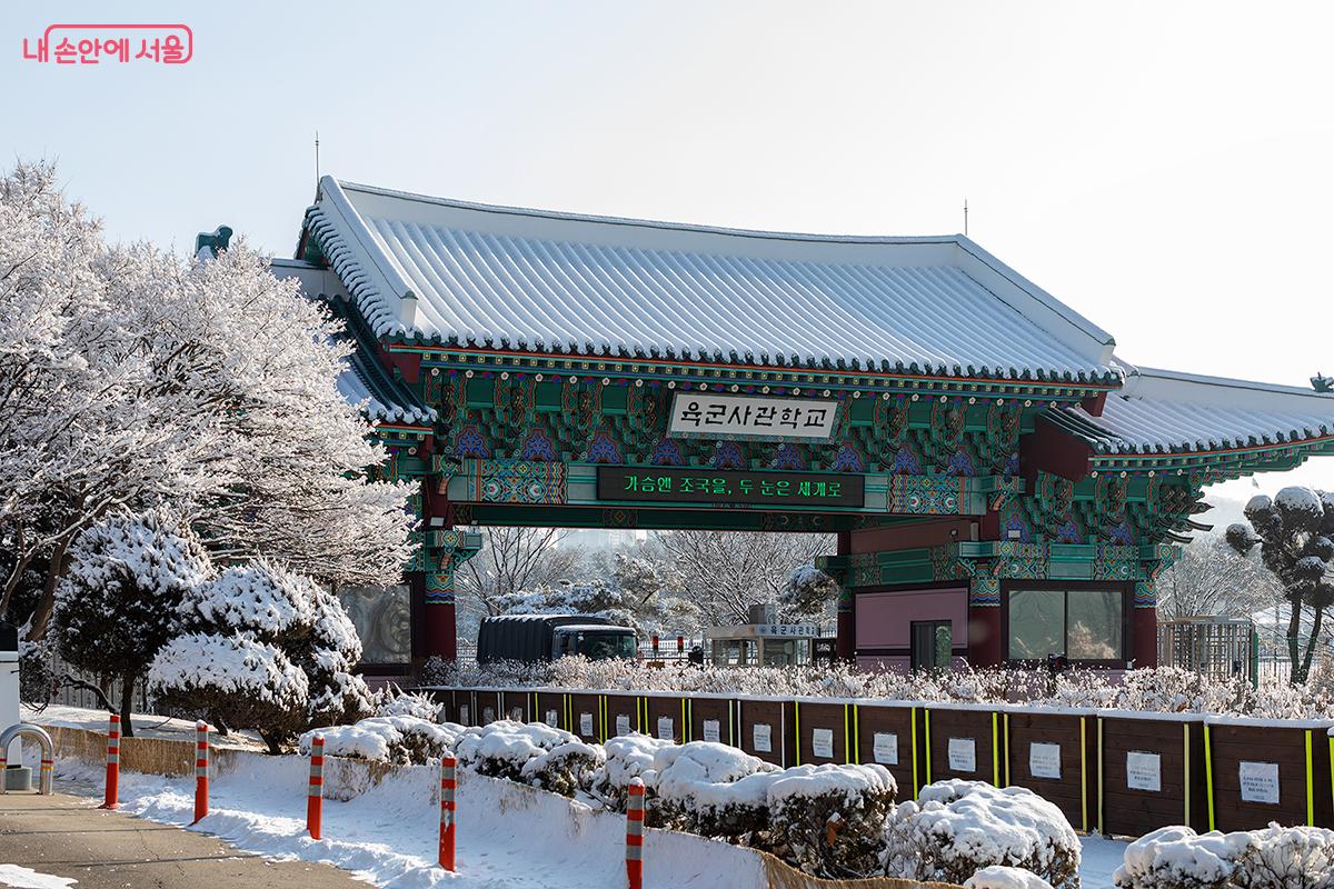 철길 건너, 설경에 잠긴 육군사관학교 ⓒ문청야
