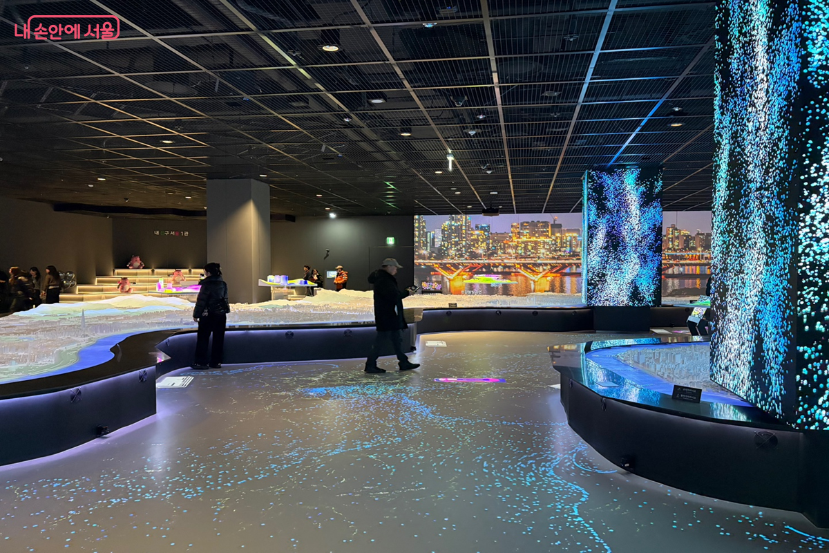 미디어아트를 활용해 서울의 미래 모습을 선보이는 &lsquo;내친구서울 1관&rsquo; &copy;권혜원