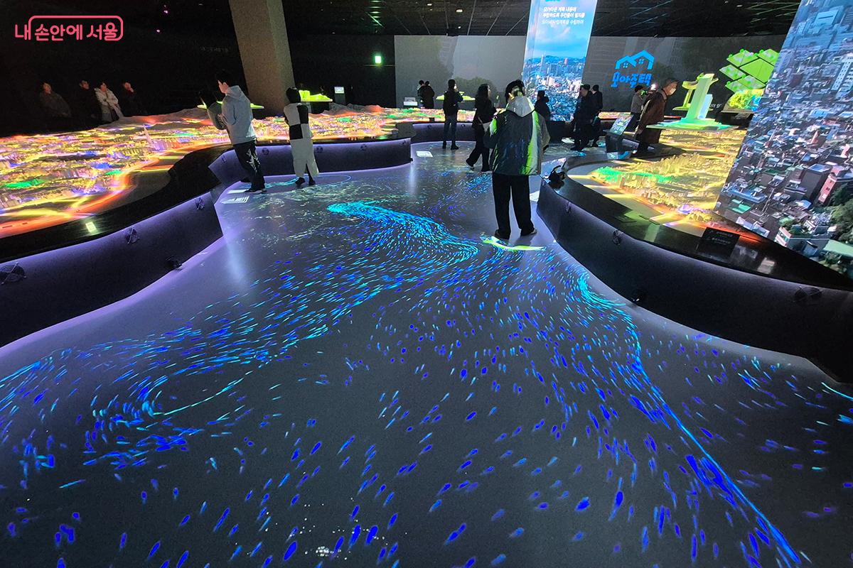 관람객의 동작을 실시간으로 캡쳐해 미디어인터랙티브로 반응하는 &lsquo;플레이한강&rsquo;