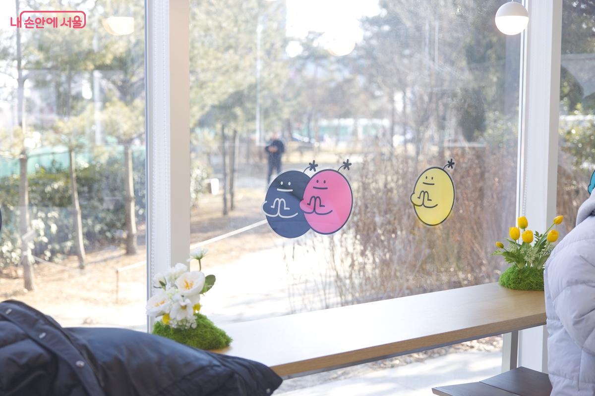 여의천 소원카페는 지역 여성 일자리 창출까지 맡아주고 있는 착한카페다