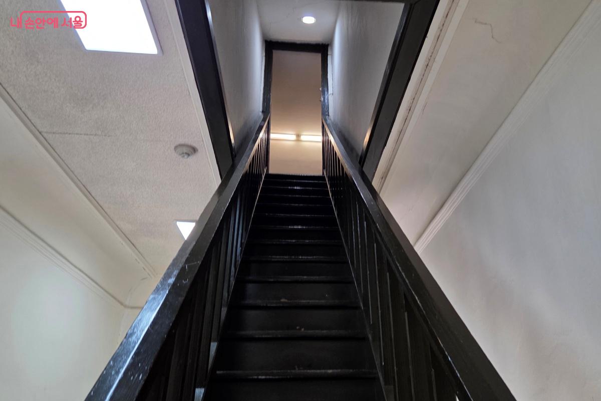 다락방 같은 비밀의 공간, 가파른 경사의 계단을 올라가야 한다. ⓒ김미선