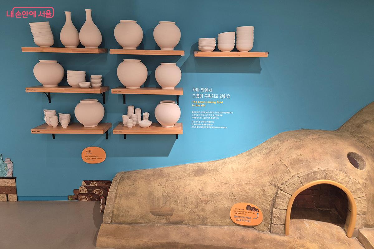 완성된 도자기 작품들이 유약을 바른 후 건조를 기다리고 있다. &copy;백승훈