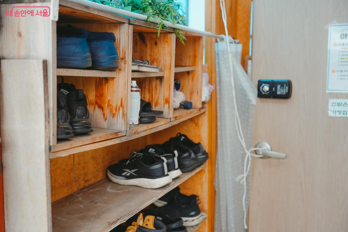 문을 열면 가장 먼저 마주하는 꽉 찬 신발장 &copy;김성무