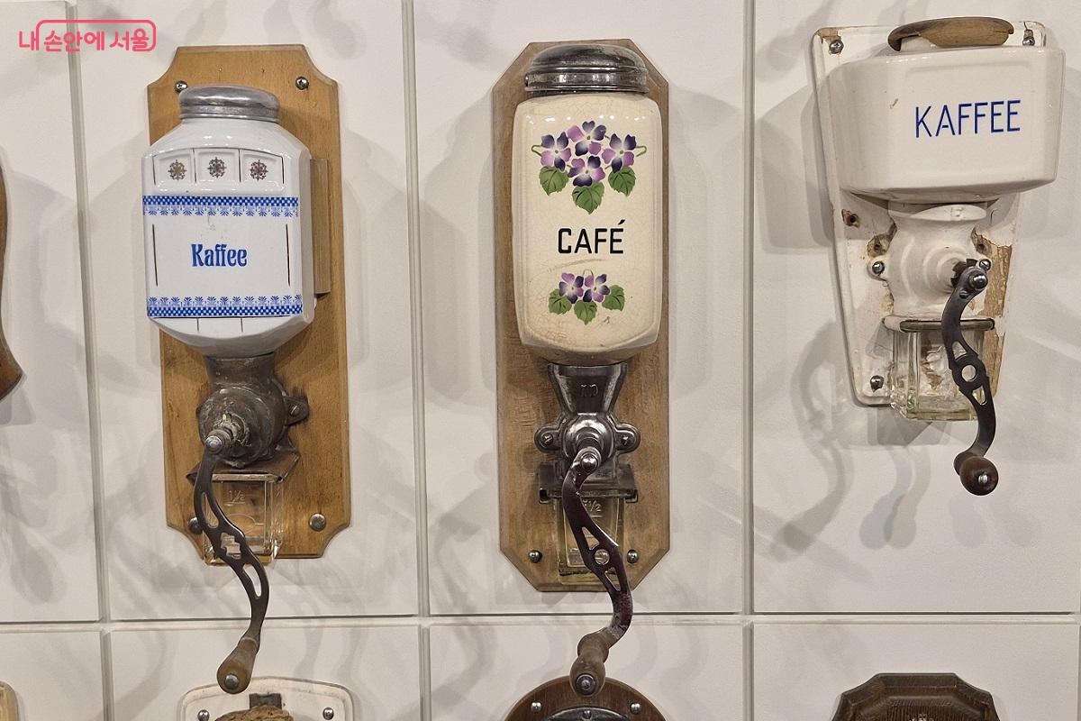 프랑스식 커피 표기가 되어 있는 벽걸이형 커피 그라인더 &copy;권수진