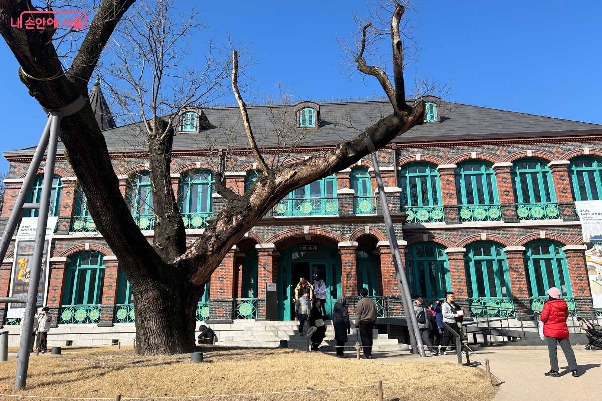 쿠키런 특별전 전시가 열리고 있는 돈덕전 ©류한민