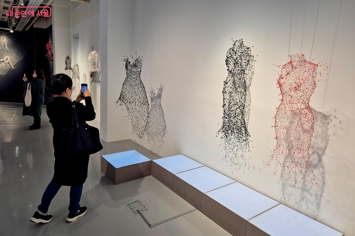 비전통적인 재료들이 작가의 손길을 거쳐 정교한 스티치와 와이어 공예로 재탄생한 모습은 경이롭기까지 하다.