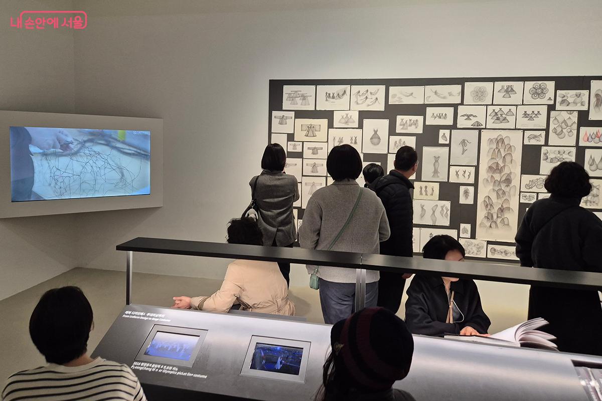 전시관 한편에는 작가가 창작 활동을 하며 남긴 스케치나 메모, 습작 등을 영상 설명과 함께 전시하고 있다.