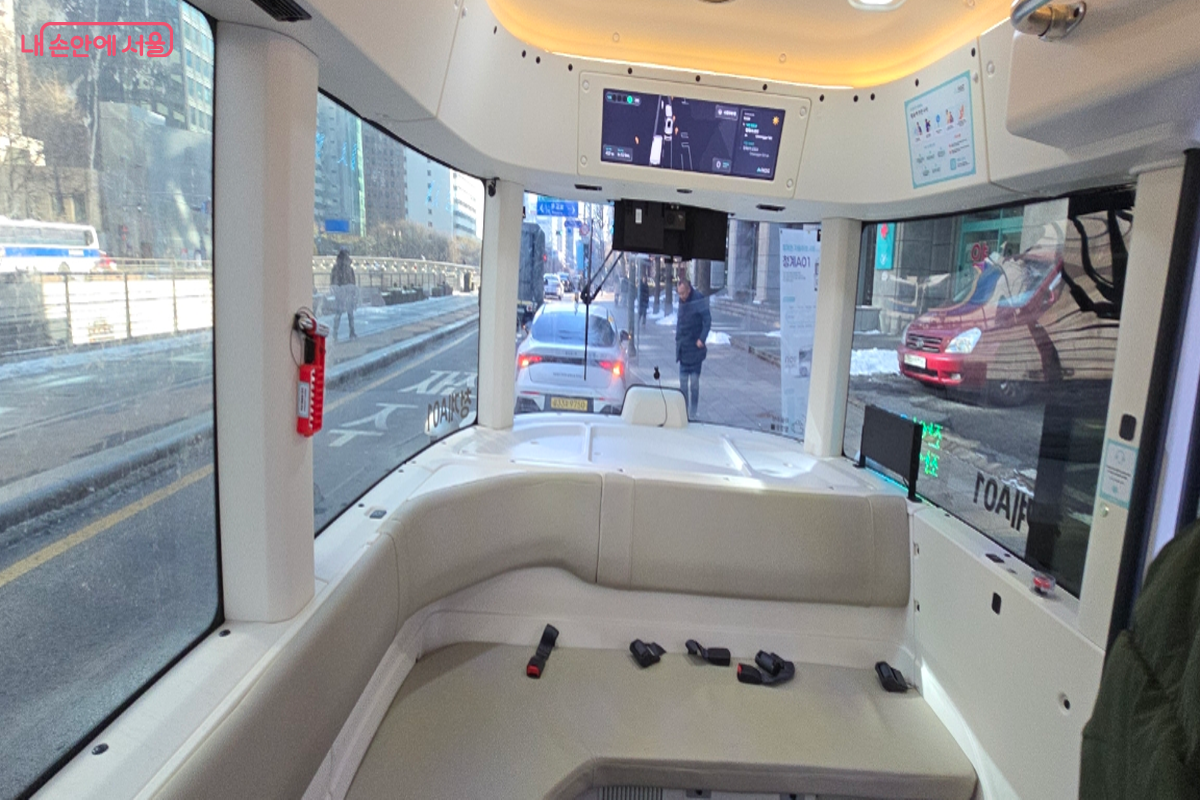 운전대가 따로 없으니 실내는 네모반듯한 거실 같다. &copy;최윤정