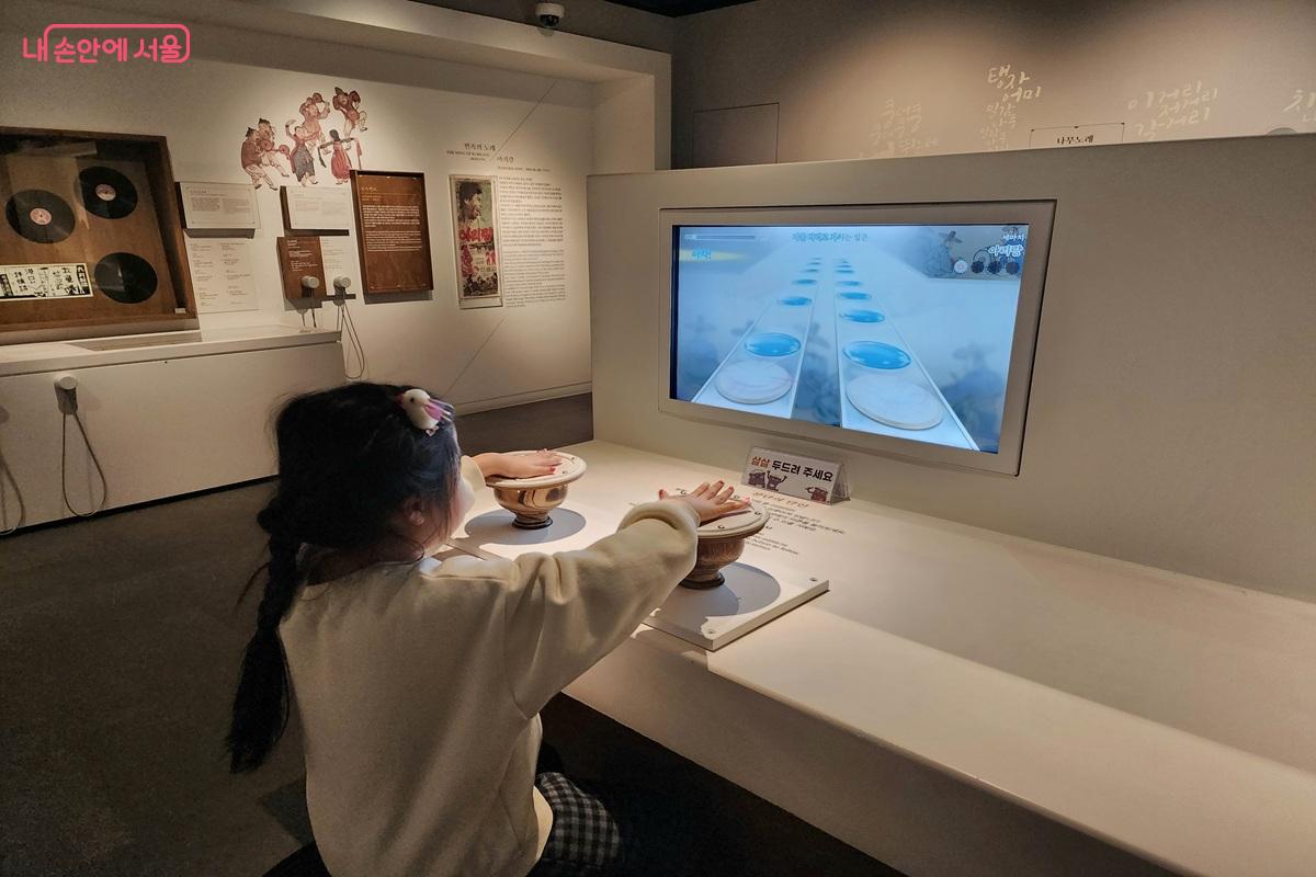 우리 민요에 맞춰 장단을 직접 맞춰 볼 수 있는 장단의 달인 ©김윤화