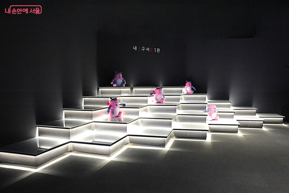 미래 서울의 모습을 조망할 수 있는 계단형 조망 포인트이자 쉼터 &copy;조수봉