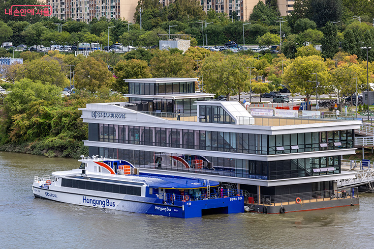 한강버스 압구정 선착장. 서울시는 7개 선착장 주변에 리버뷰 가든을 조성할 계획이다.