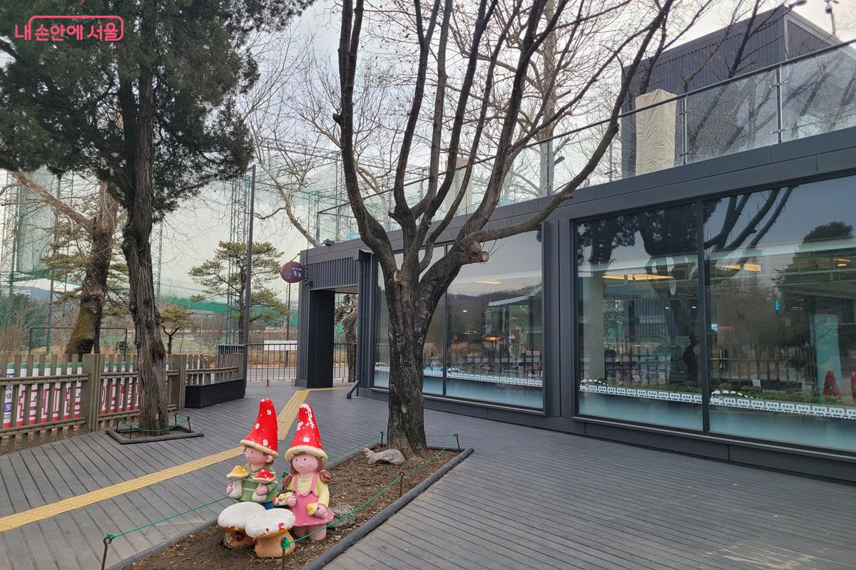 관람을 마친 뒤 쉬어갈 수 있는 기차가 있는 풍경 카페 &copy;조연