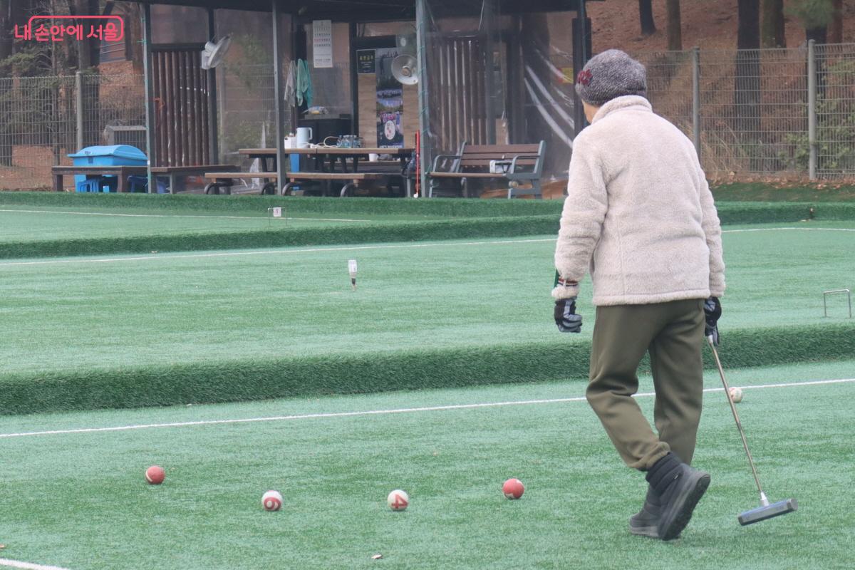 파크골프를 즐기는 어르신 &copy;조수연