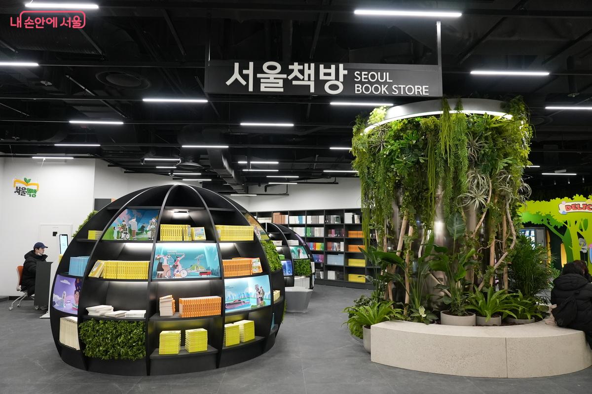 서울의 과거와 현재가 담긴 자료들을 만날 수 있는 서울 책방 ⓒ우현희