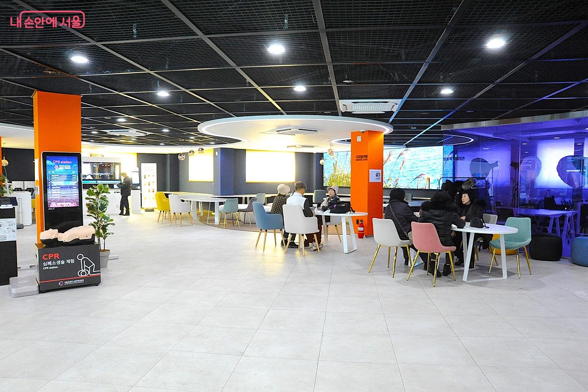 영등포센터의 커뮤니티 라운지 ©조수봉