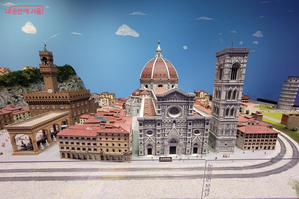 피렌체 두오모와 시뇨리아 광장 일대를 구현한 구간 &copy;조연