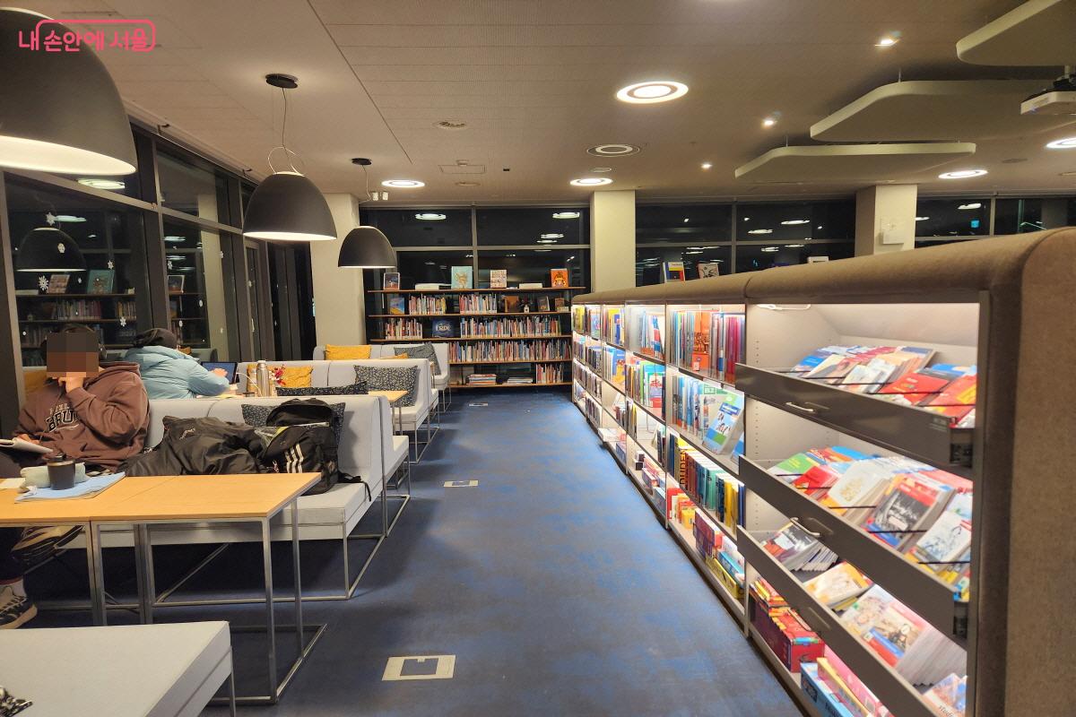 주한독일문화원 8층에는 시민 누구나 이용할 수 있는 도서관도 마련되어 있다. ⓒ윤혜숙