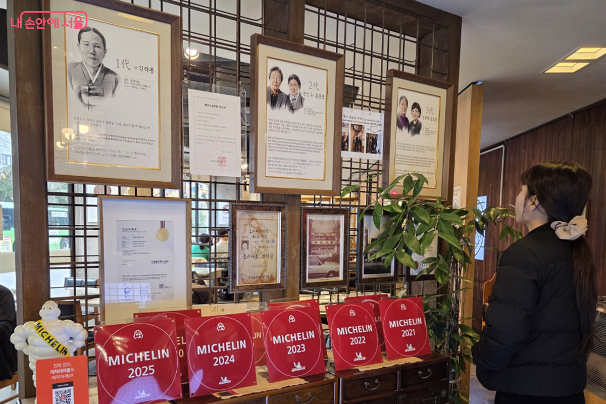 방문객이 대를 이은 음식업의 역사를 호기심으로 보고 있다. &copy;장미화