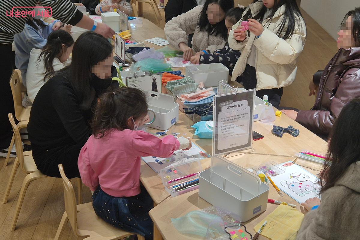 기획전시, 박물관 소장품과 연계된 <디자이너 노트> 등 워크숍 공간이 마련되어 상시 참여가 가능하다. &copy;백승훈