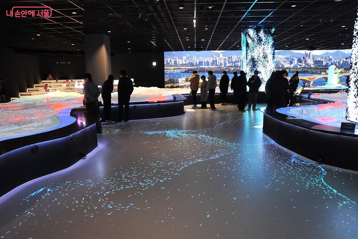 도시 모형 중심부의 관람로는 미디어인터랙티브로 반응하는 &lsquo;플레이 한강&rsquo;이다. &copy;조수봉