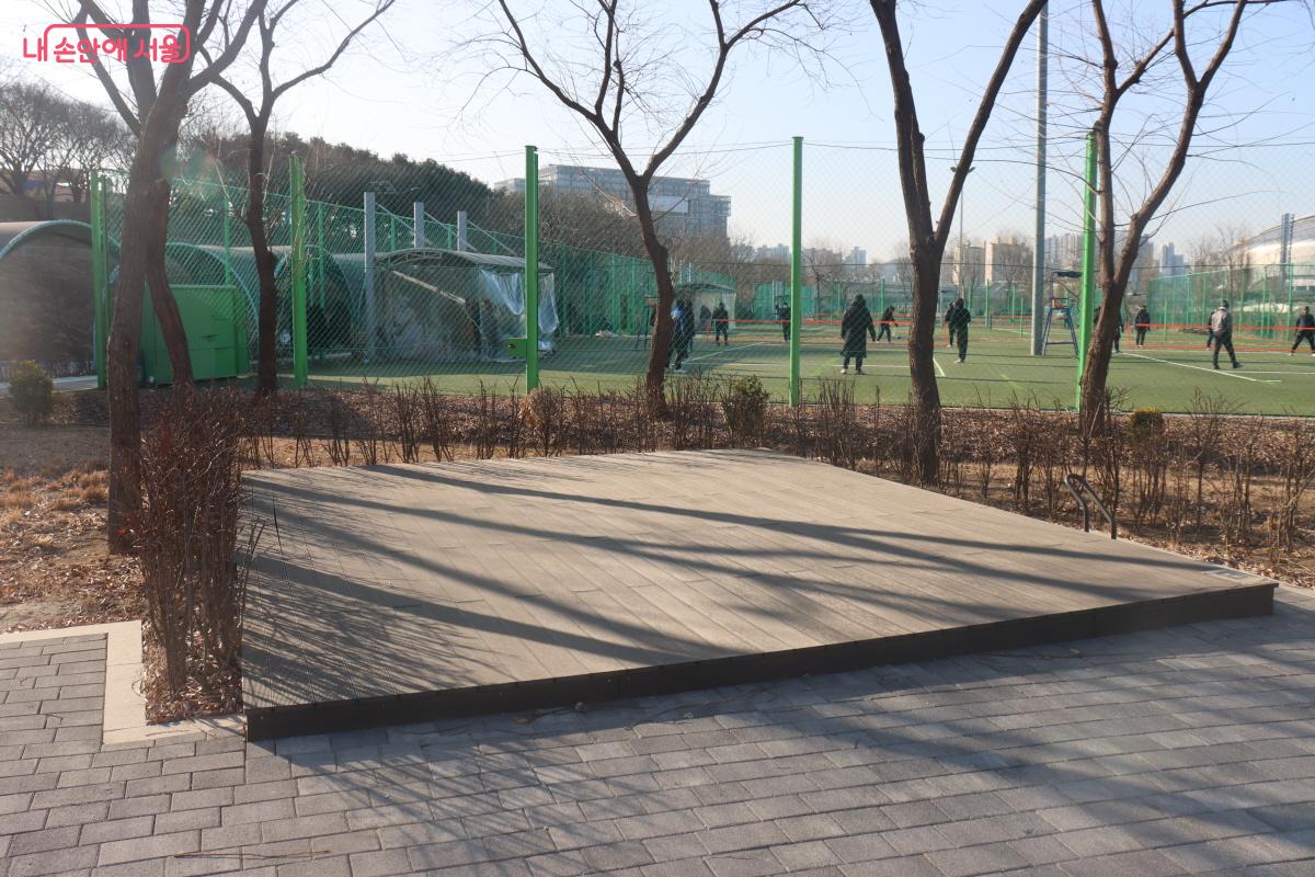 데크 위에 텐트를 칠 수 있다. &copy;심재혁