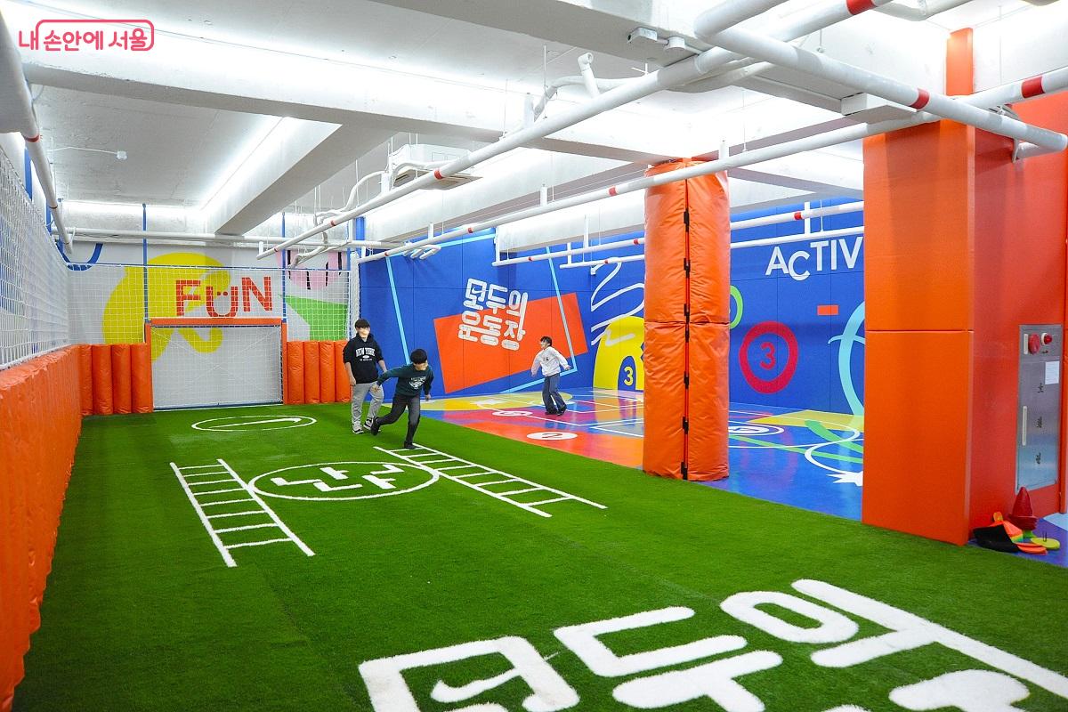 &lsquo;모두의 운동장&rsquo; 내부는 풋살존과 플레이존으로 구성됐다. &copy;조수봉