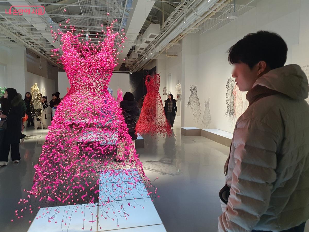 와이어, 구슬, 노방 등 독창적 영역을 구축해 온 금기숙 작가의 '패션아트' ©엄윤주