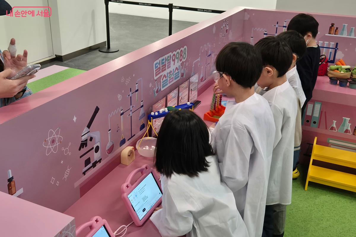 &lsquo;덜달달9988 실험실&rsquo;에서 신기한 과학 실험을 통해 과학에 대한 흥미를 배워가는 어린이들