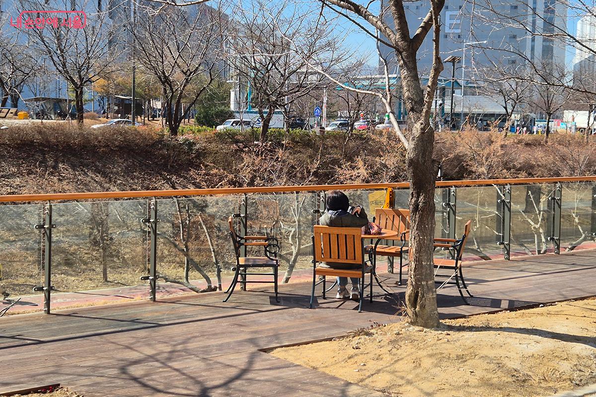 주민들에게 휴식과 힐링을 제공하는 도심 속 정원으로 손색이 없다. &copy;정향선