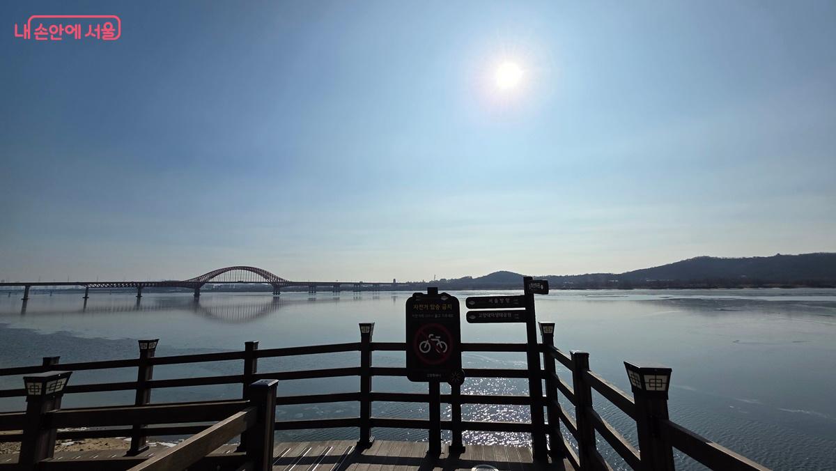 행주산성 수변누리길은 한강을 따라 조성한 나무데크 무장애 산책길이다. ⓒ최용수