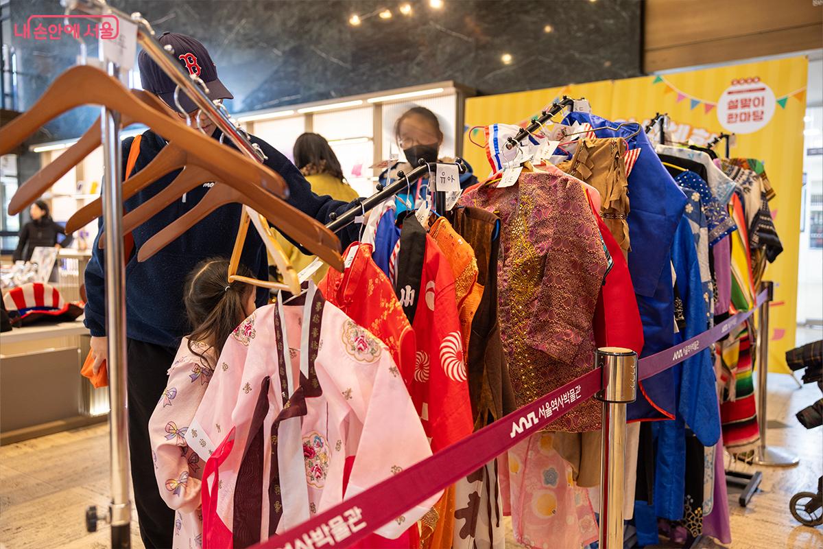  알록달록 전통의상 체험 현장ⓒ장신자