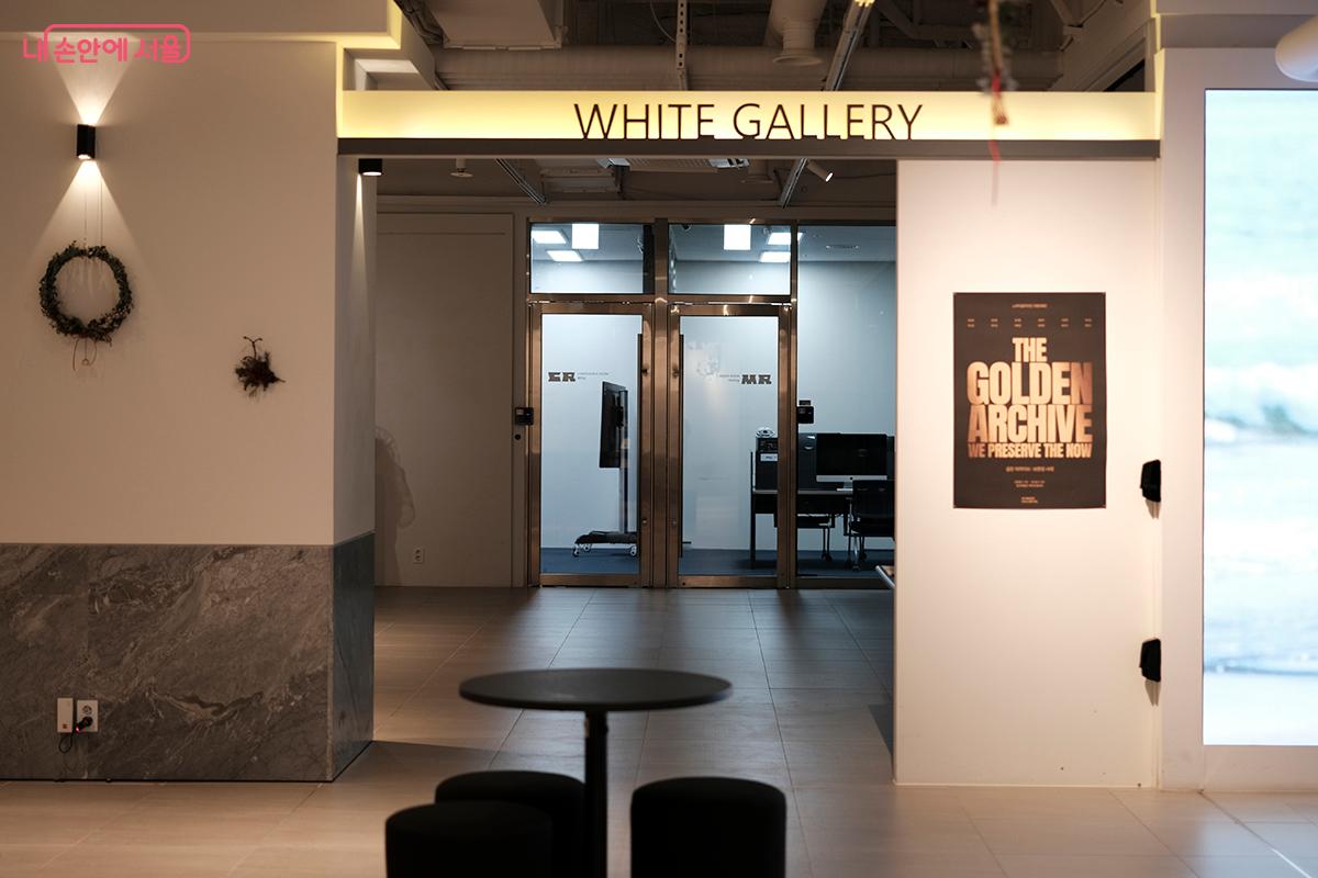 시각&middot;미디어 구역에 있는 &lsquo;화이트 갤러리&rsquo;는 작품의 몰입도를 높이는 순백의 벽면으로 구성되어 소규모 전시와 실험적 예술 활동에 최적화됐다. &copy;김아름