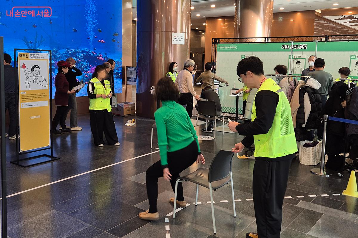 만 65세 이상 참여자는 심폐지구력 대신 협응력(8자 보행) 측정을 실시한다. &copy;이혜숙