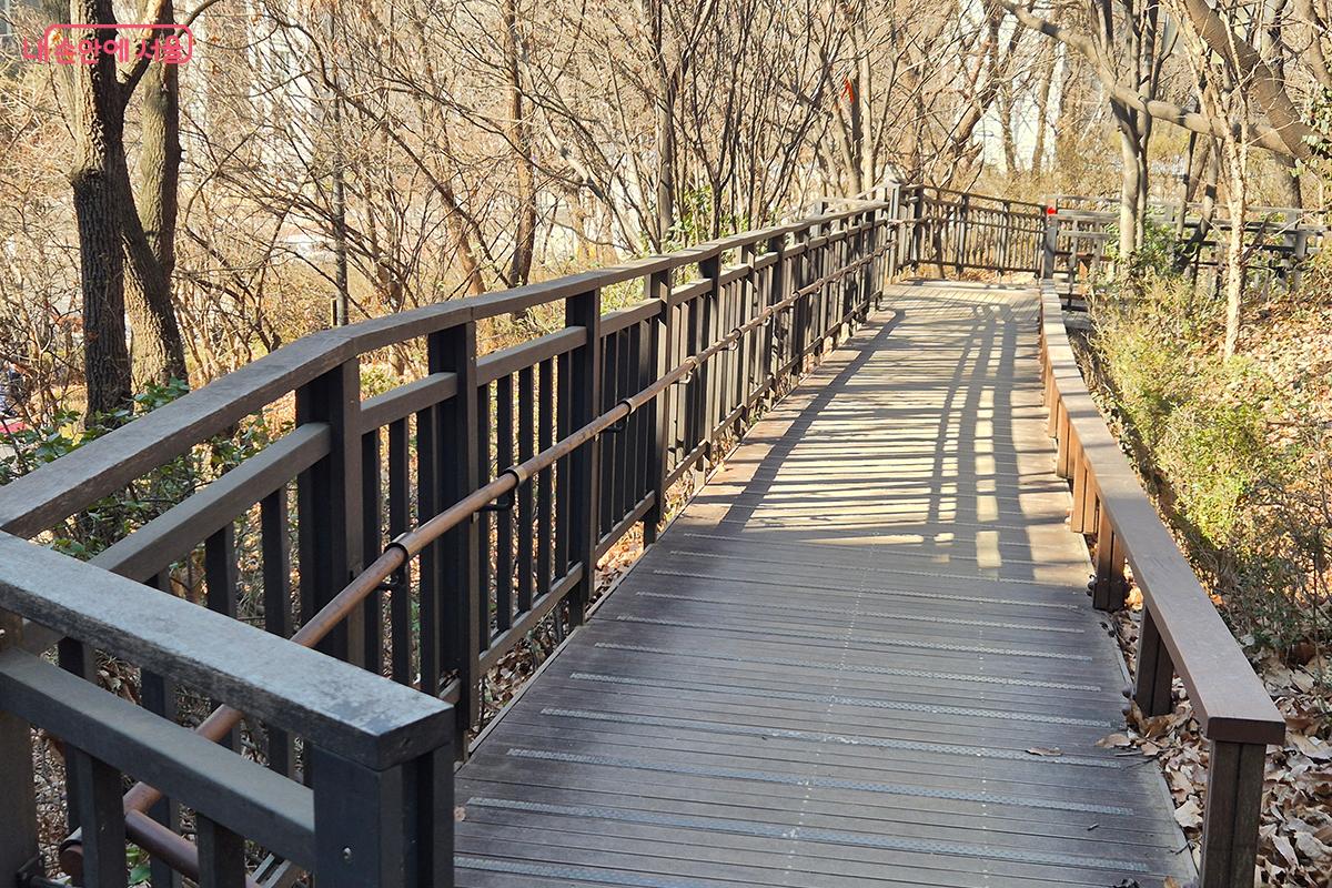장지근린공원 코스를 가로지르는 목재 '무장애 데크' ©정향선