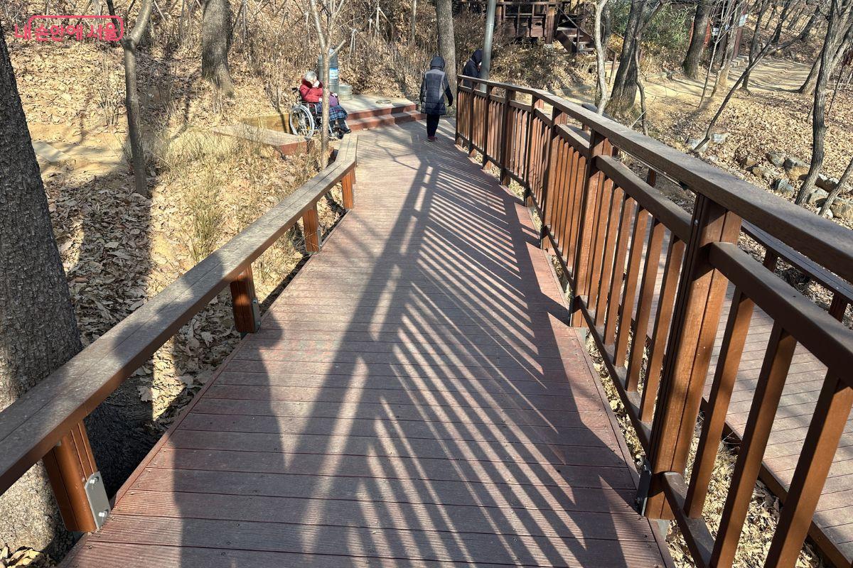 500m 길이의 무장애숲길이 조성됐다. &copy;김재형