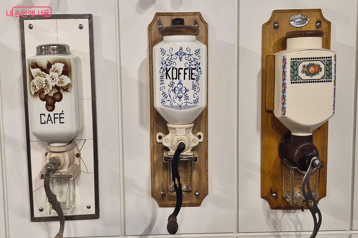 네덜란드식 커피 표기가 되어 있는 벽걸이형 커피 그라인더 &copy;권수진