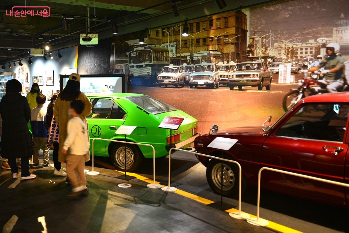 1970년대 국산 고유 자동차 &lsquo;포니&rsquo;가 상설전시 입구에서 관람객을 맞이한다. &copy;김대진 