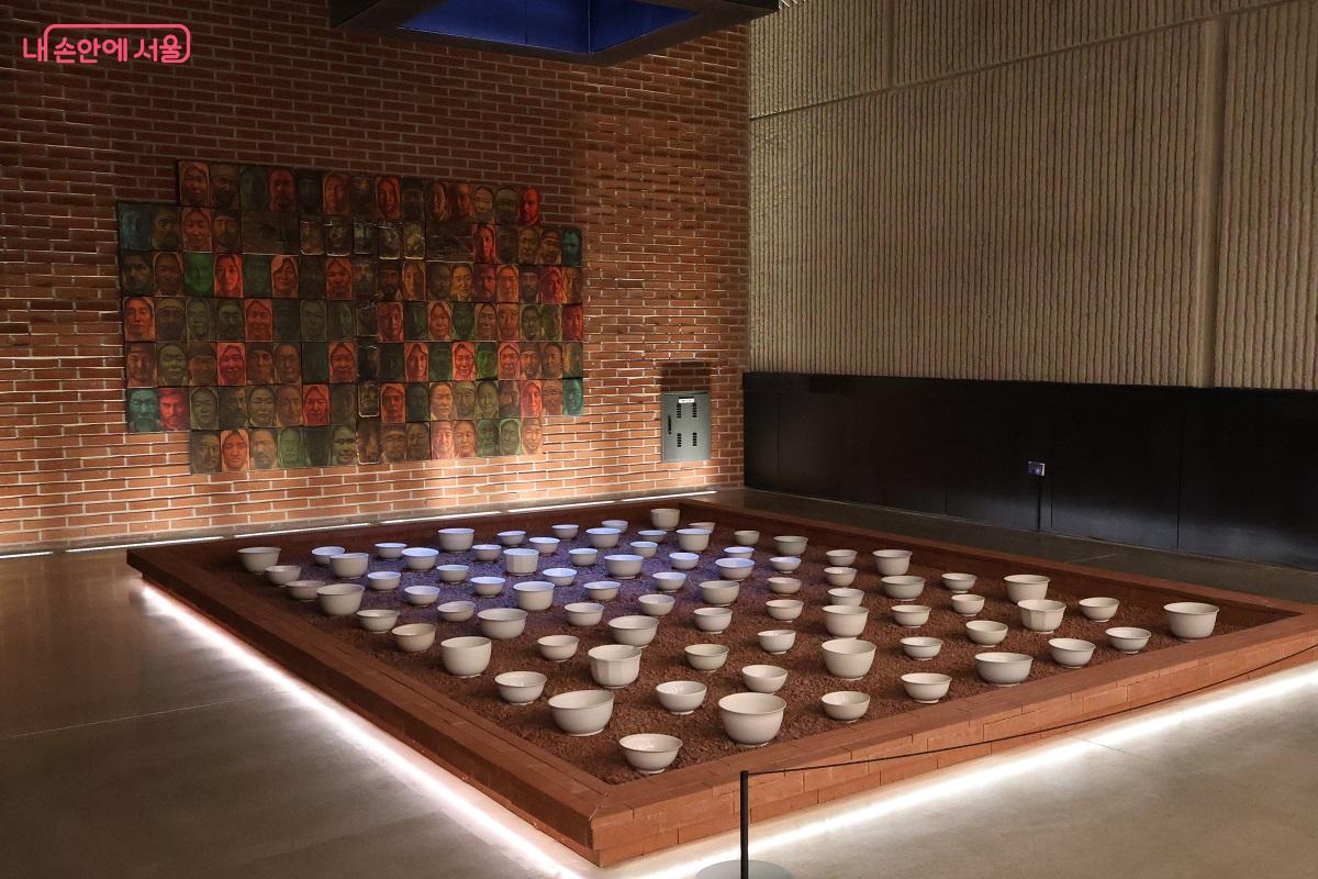 수많은 무명 순교자들의 얼굴을 형상화한 벽면 작품과 제기에 담긴 정신을 표현한 설치미술 &copy;김대진