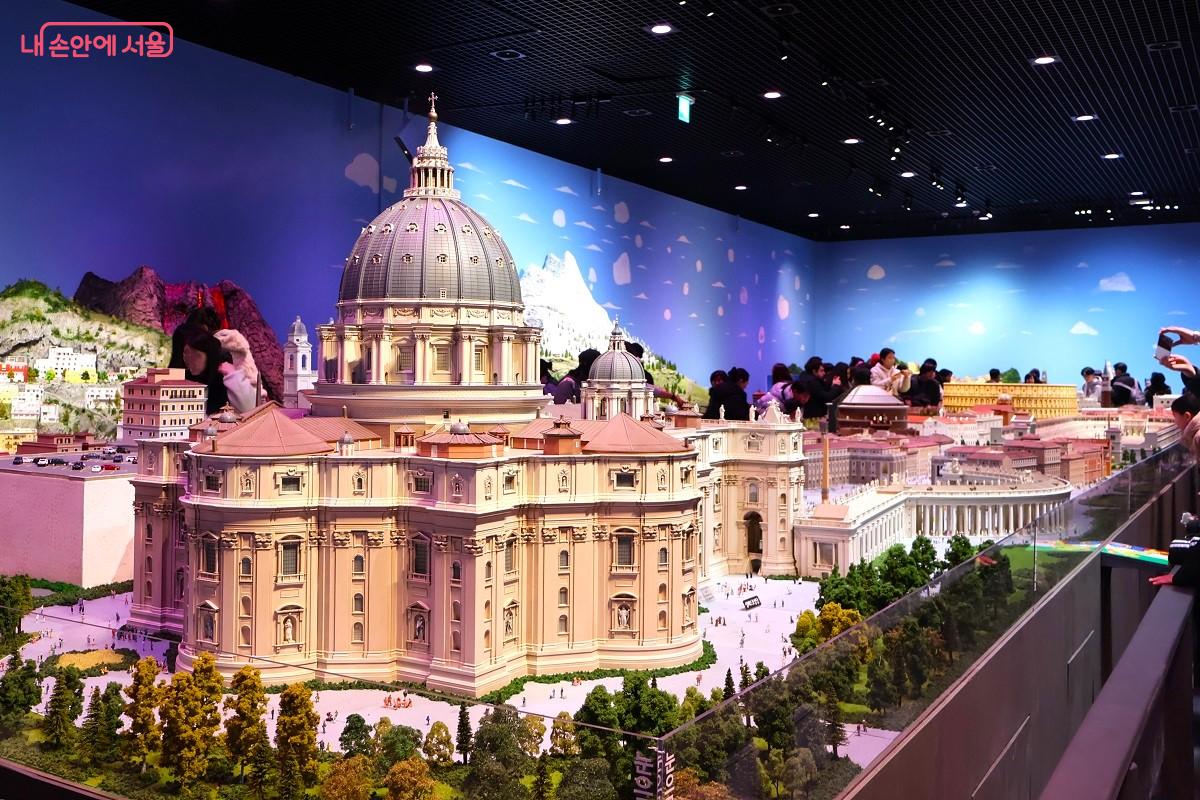 로마 성베드로 대성당 : 로마 바티칸 시국에 자리한 웅장한 성당으로 예수의 수제자 베드로의 무덤 위에 세워졌다. &copy;김대진 