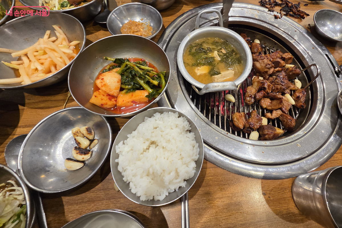구수한 된장찌게와 함께 총각 김치에 밥은 입맛이 깔끔해진다. &copy;장미화