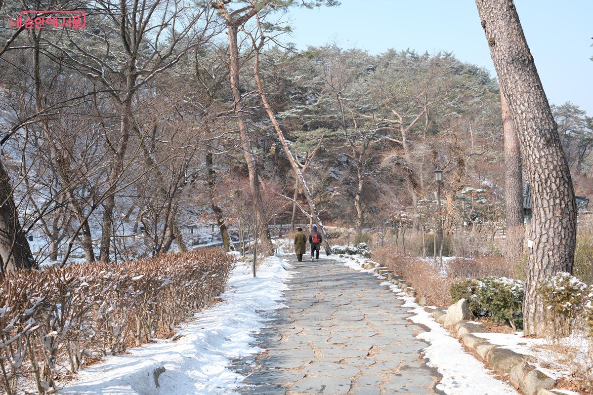 한옥마을에서 이어진 진관사로 가는 길 &copy;박우영