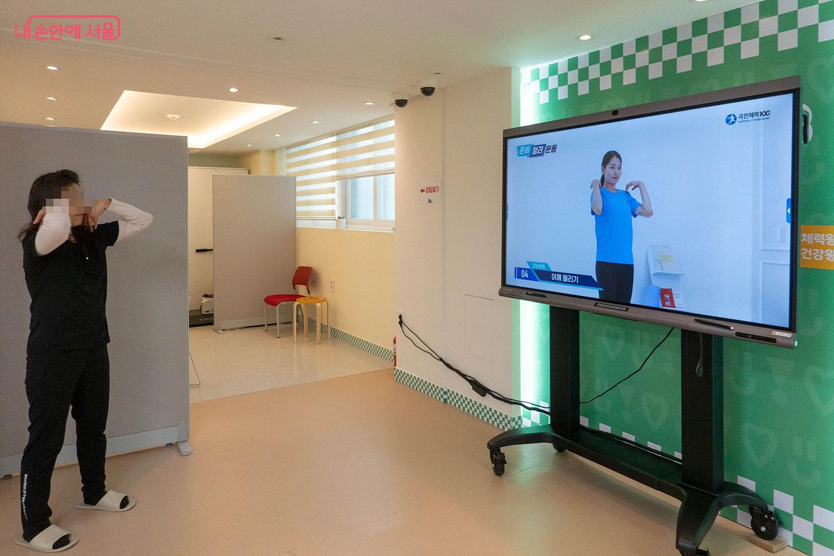 짧은 영상을 보고 따라하며 가볍게 몸을 푼다. &copy;김인수