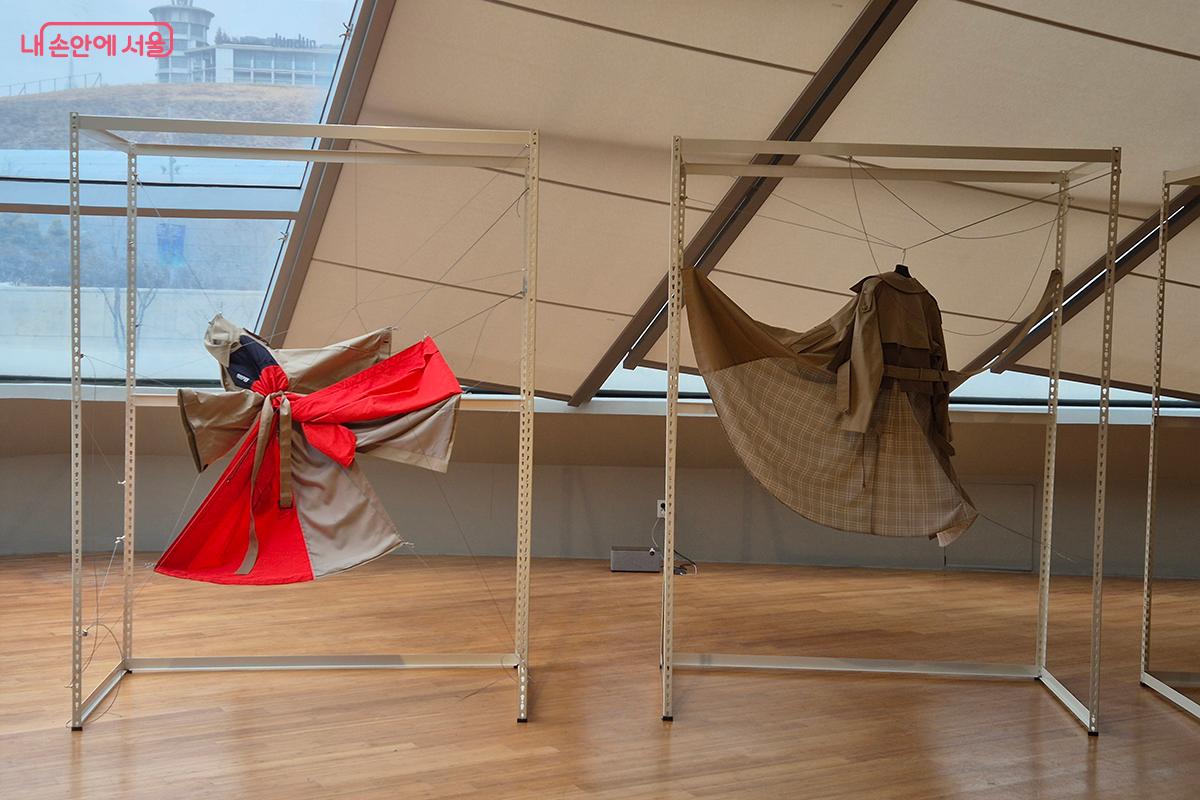 비스퍽(BESFXXK)은 실험적인 아이디어를 기능적인 디테일과 아방가르드한 실루엣으로 구현하는 브랜드로 이름 높다. &copy;이혜숙